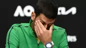 Foto de Novak Djokovic llevandose la mano al rostro en señal de cansancio