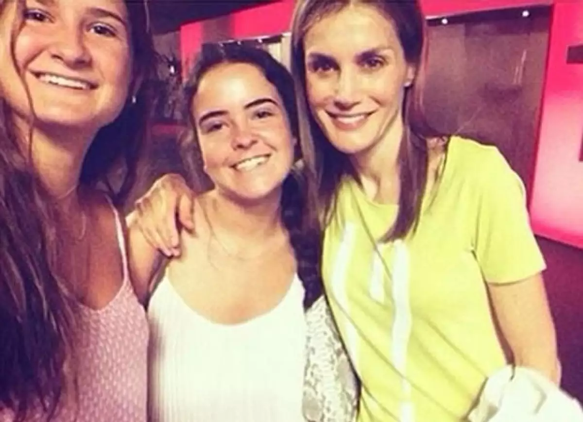 Letizia se encontró a estas `fans´ en el cine.