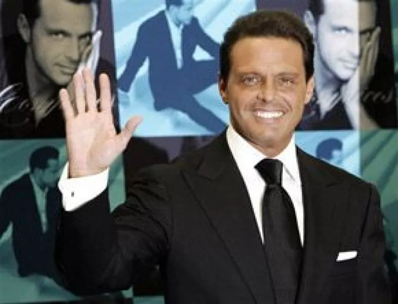 El cantante envío un mensaje a la candidata del PRD para felicitarla por su postulación a un cargo público, según contó en su perfil público la escritora.