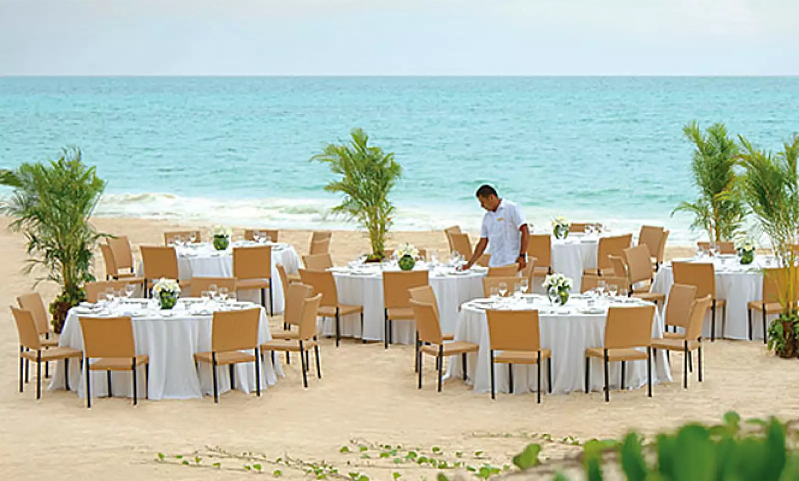 Mayakoba está conectado por varias lagunas que permiten a los huéspedes recorrer el complejo a bordo de barcas o a través de senderos.