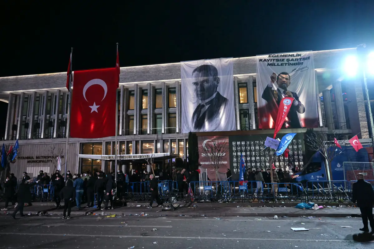 Policías antidisturbios dispersan a manifestantes frente al ayuntamiento durante una concentración en apoyo al alcalde detenido de Estambul, en Estambul, el 24 de marzo de 2025. 