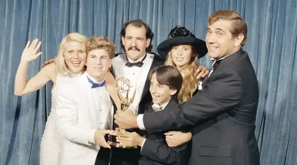 Aquí parte del elenco de `Los años maravillosos" en 1988, cuando ganaron un Emmy como Mejor Serie de Comedia. En medio Josh Saviano.