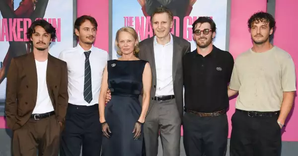 Pamela-Anderson-Liam-Neeson-posan-con-sus-hijos.jpg