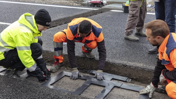 La carretera de Aleatica que carga coches por inducción