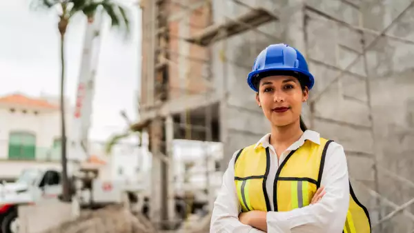 Las mujeres ganan terreno en la construcción, pero la brecha de género aún es grande en oportunidades y sueldo

