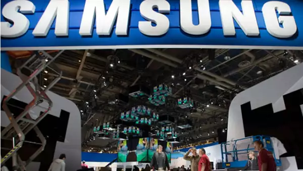 Los trabajadores construyen el stand que ocupará Samsung en el Consumer Electronic Show (CES) 2012.