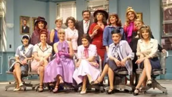 Ovacionan a Irán Castillo, Raquel Olmedo, Yolanda Mérida, Erika Buenfil, Laura Zapata, Leticia Calderón, Gabriela Murray, Nora Salinas, Azela Robinson, Marimar Vega, Cecilia Gabriela y Laura Luz.
