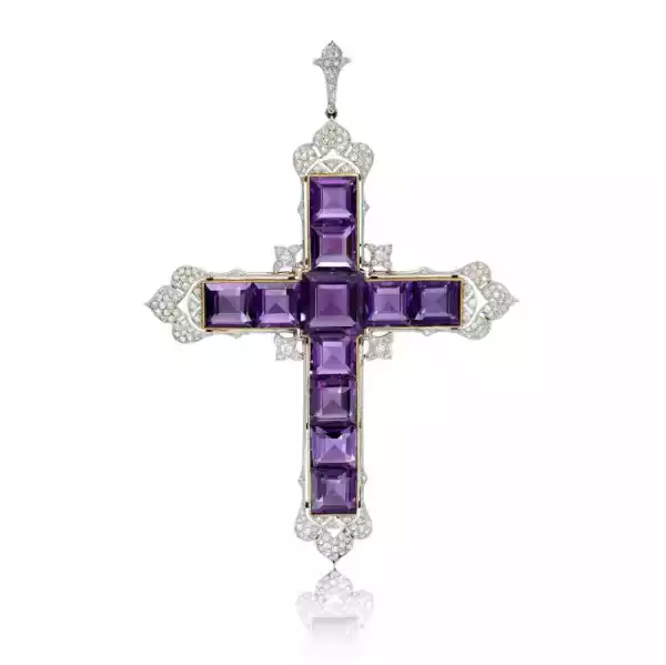 Kim Kardashian compra un colgante que Lady Di usó anteriormente. 