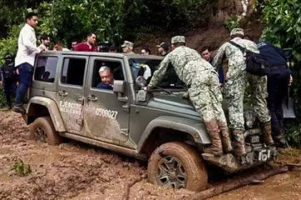 AMLO Jeep Atascado