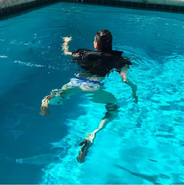 Y no conforme con tirarla al agua, Hanna también compartió esta foto.