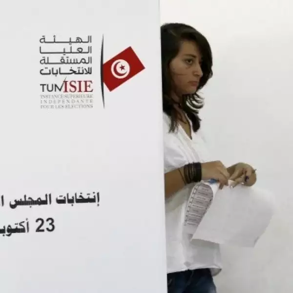 una joven acude a votar en tunez
