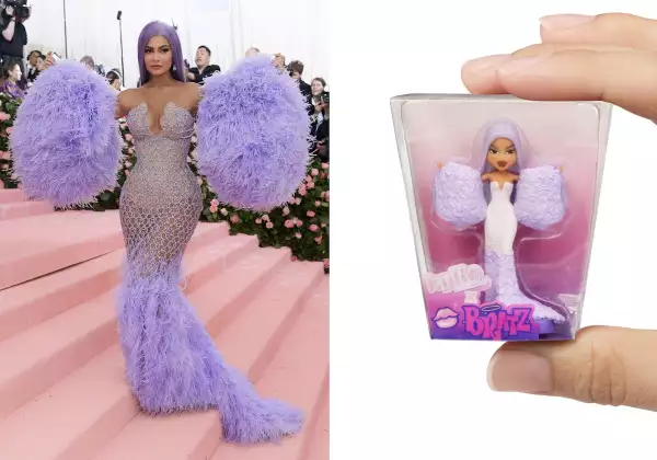 Muñeca Bratz de Kylie Jenner usando un vestido morado de Versace en la Met Gala 2019.