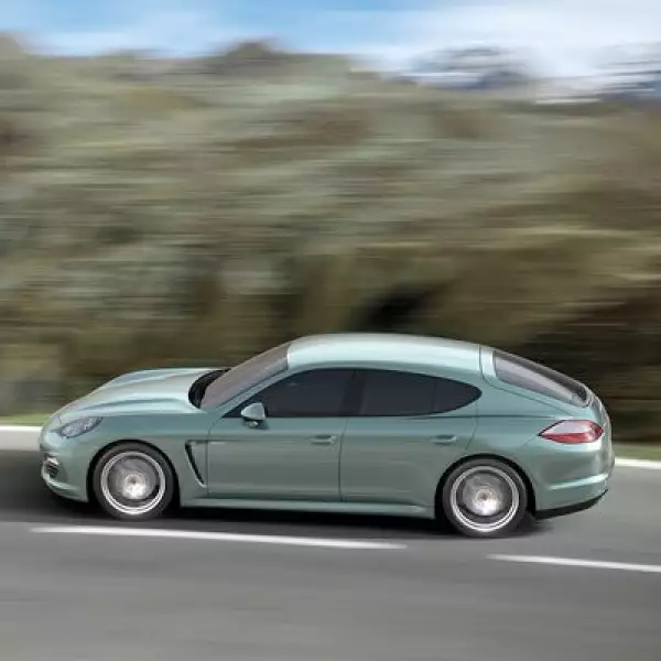 Alcanza los 100 kilómetros por hora en 6.8 segundos y su velocidad máxima es de  242 km/h.