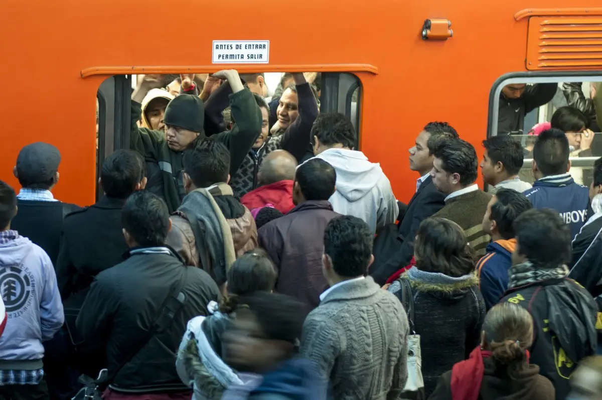 La línea 3 del Metro tuvo fallas hoy, por lo que cerró algunas estaciones. 