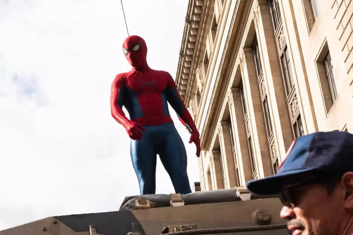 Foto de Tom Holland con el traje completo de Spiderman encima de una plataforma metálica durante las grabaciones de la nueva película.