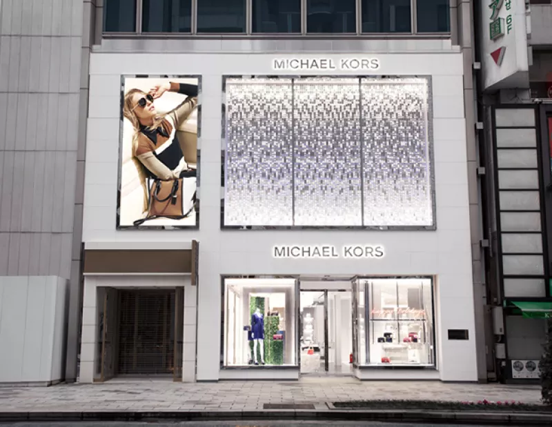 La firma americana abre su flagship boutique más grande del mundo en el renombrado distrito de Tokio, Japón. Estuvieron presentes celebridades internacionales y nacionales para celebrar la ocasión.