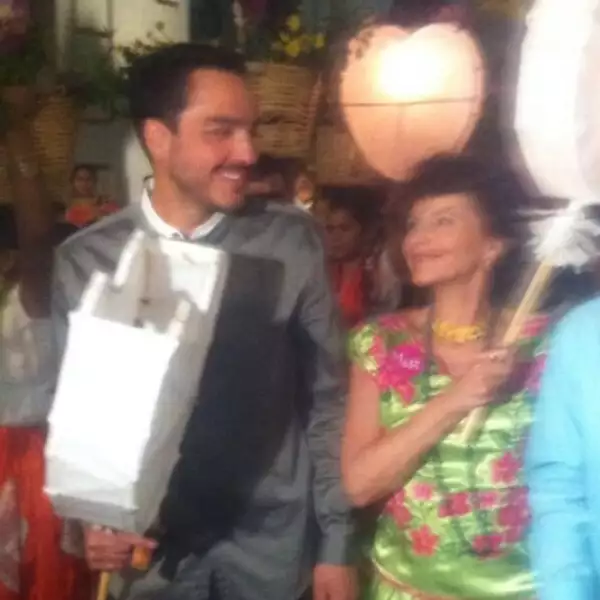 Rodrigo y Paty Chapoy durante la fiesta tradicional previa a la boda en las calles de Oaxaca.
