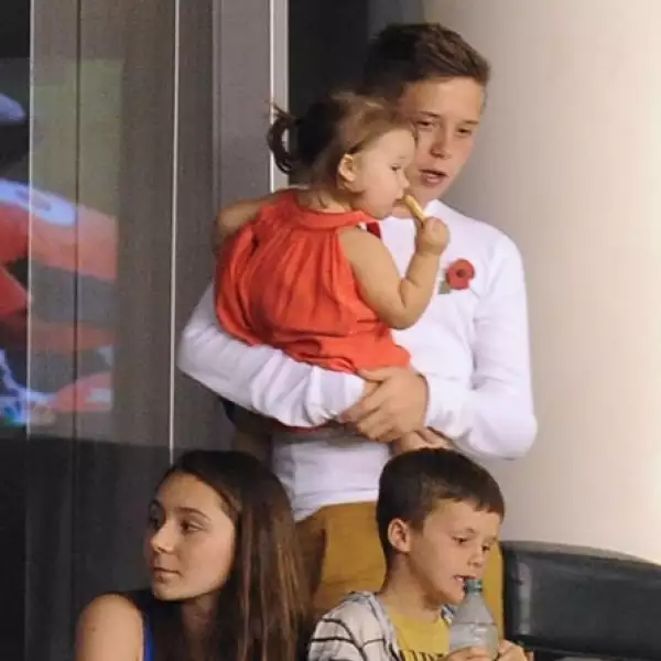 Harper Seven con su hermano Brooklyn apoyando a su padre.