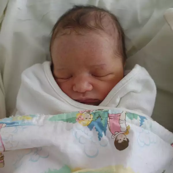 Con esta tierna imagen de su hijita recién nacida, Milla Jovovich anunció que ya es mamá otra vez.