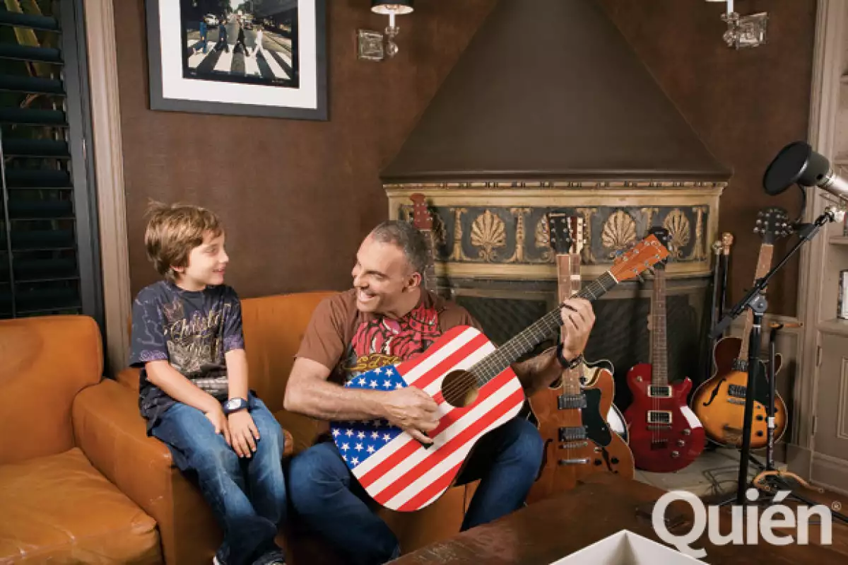Dylan también posó para Quién® al lado de su papá.