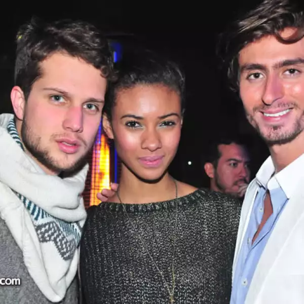 Johann Mergenthaler y Kris Goyri con una modelo