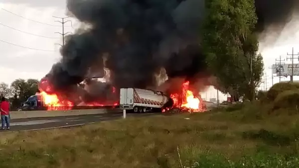 Queman dos tractocamiones