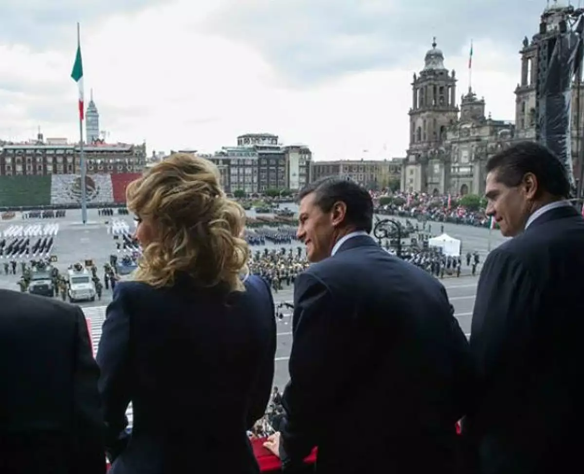 Angélica Rivera y Peña Nieto disfrutaron del despliegue militar desde el balcón de Palacio Nacional.