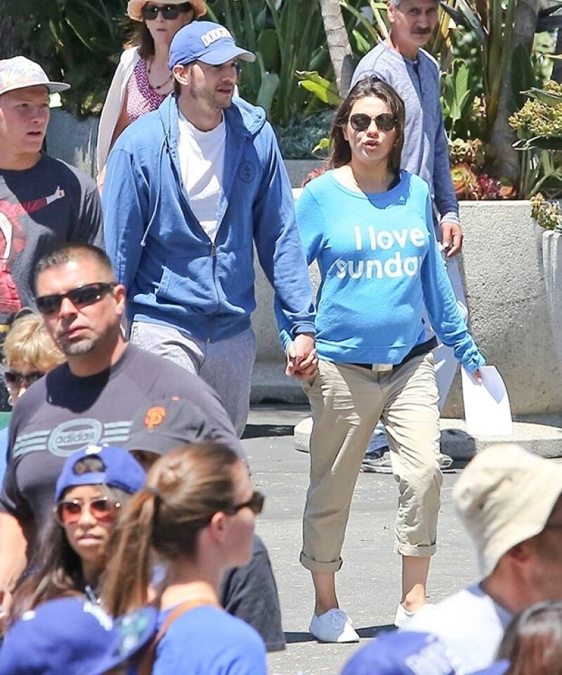 Ashton y Mila fueron captados durante el embarazo en diversas salidas públicas.