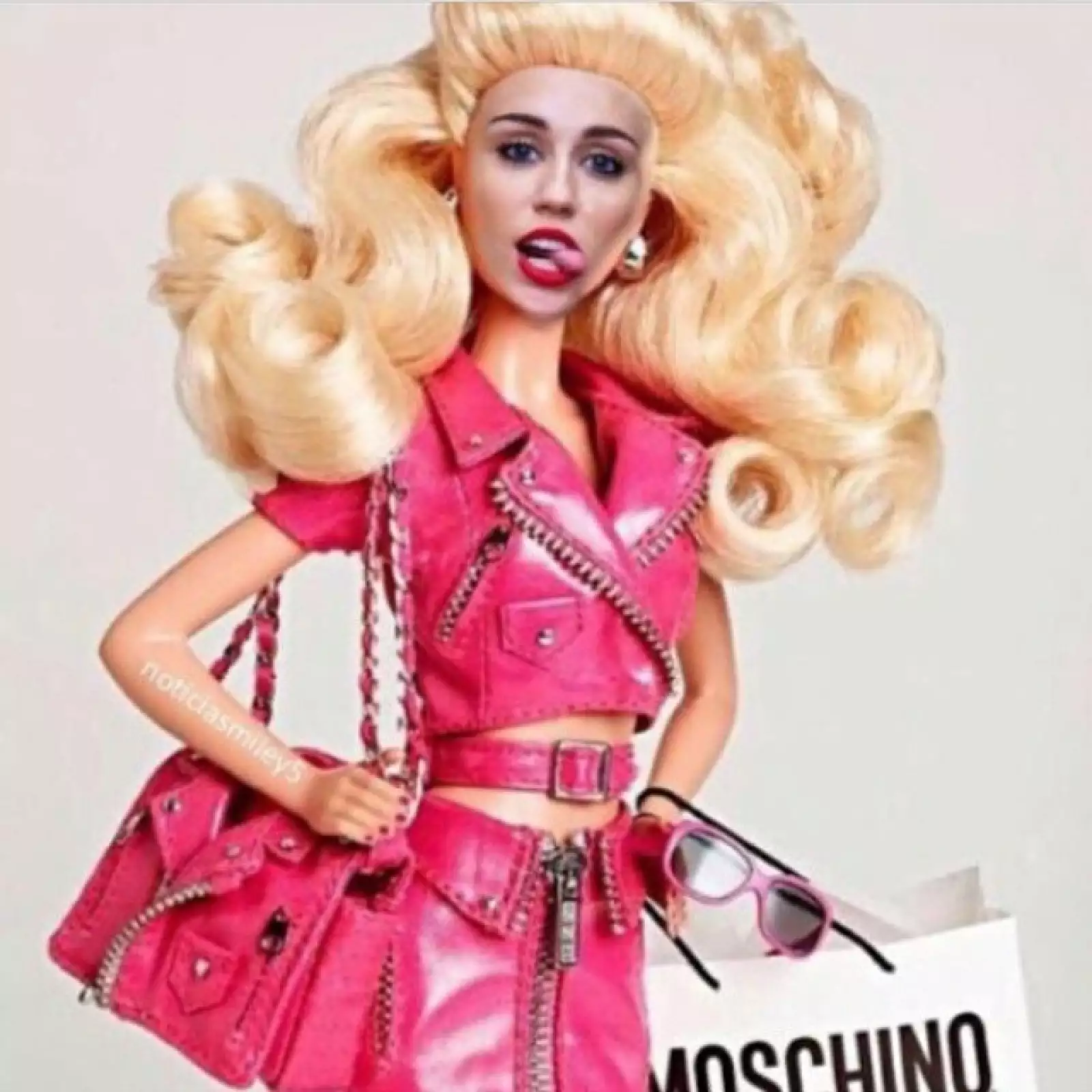 Miley sabe cómo lucir como toda una muñeca.