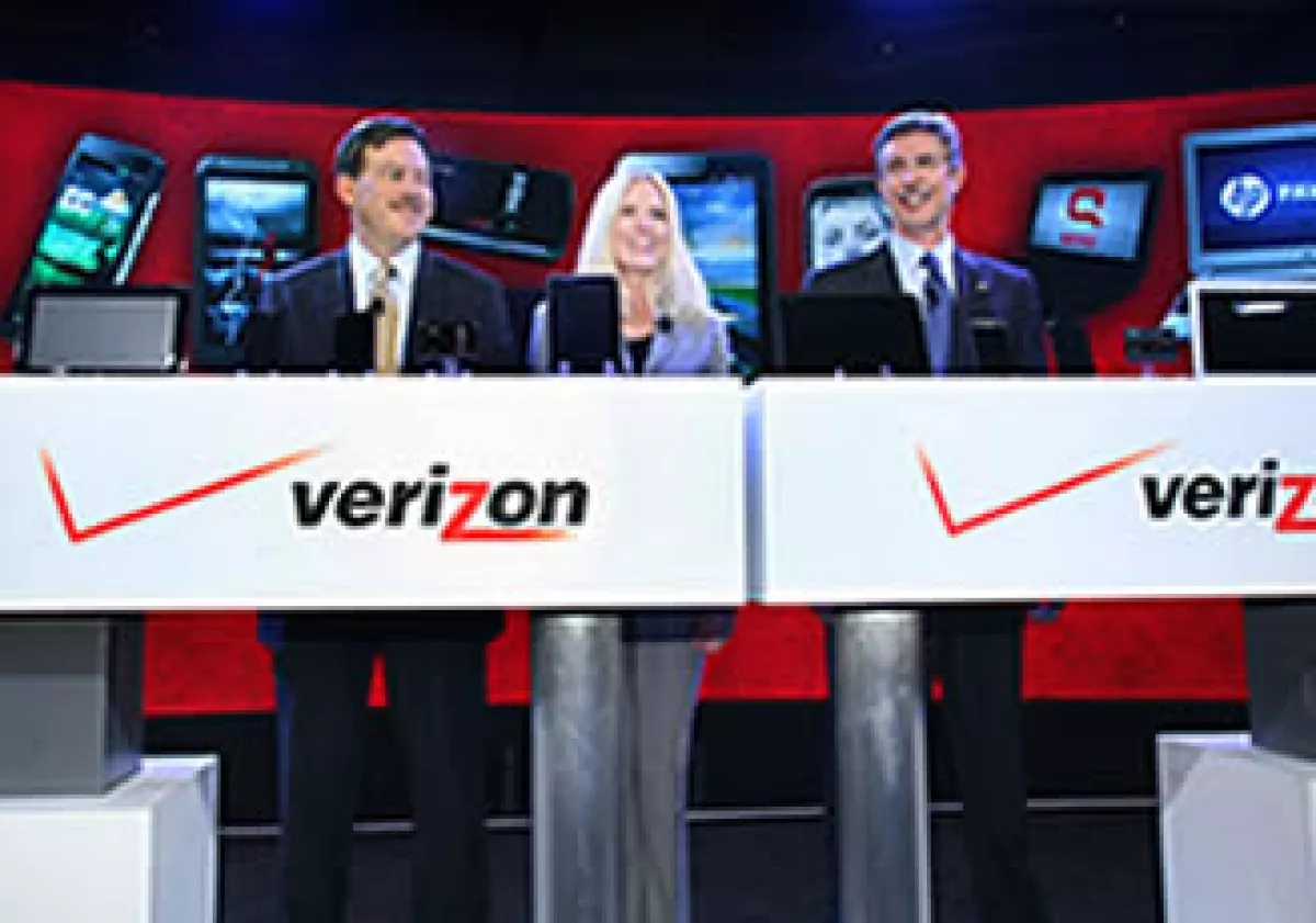 Tony Melone, Marni Walden y Dan Mead, directivos de Verizon presentan los 10 productos en la Feria de las Vegas. (Foto: AP)
