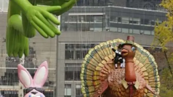 Las carrozas de la rana René y el conejo de Energizer son guiados a través de Central Park South, durante el desfile del Día de Acción de Gracias el Jueves, 26 de noviembre 2009 en Nueva York.