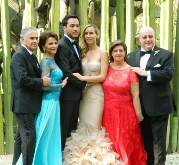 Los novios con sus papás.