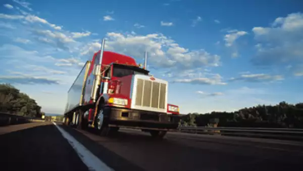 Los camiones doblemente articulados deberán contar con un comprobante de peso, según la SCT. (Foto: Thinkstock)