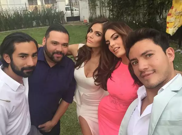 Benito Santos regaló el ropón de bautizo a la bebé.