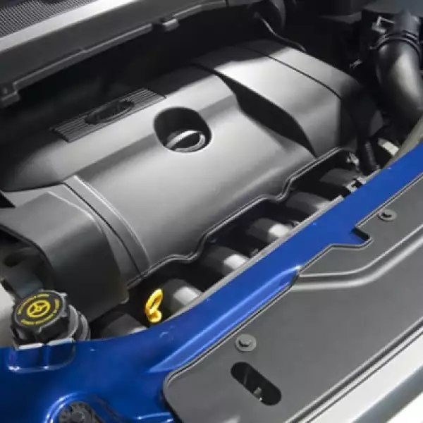 El Freelander 2011 posee dos flamantes plantas motrices: la manual, acelera de 0 a 100km/h en 11.7 segundos y la automática, la cifra disminuye a 9.5 segundos y su velocidad máxima es de 190km/h.