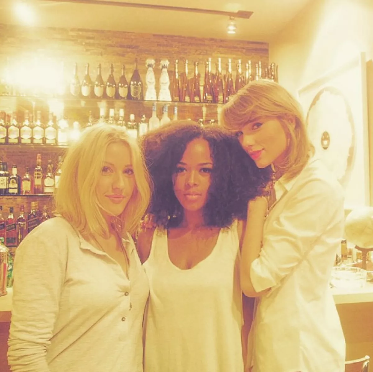 Ellie Goulding agradeció a Calvin Harris su invitación a la tarde de barbecue y compartió esta foto junto con Taylor y Serayah.