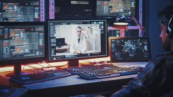Hacker interceptando un sistema.