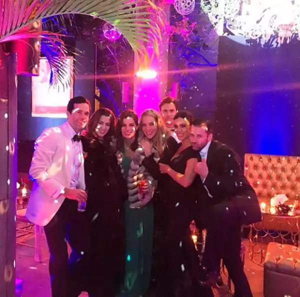 La pareja pasó una gran noche rodeada de sus grandes amigos.