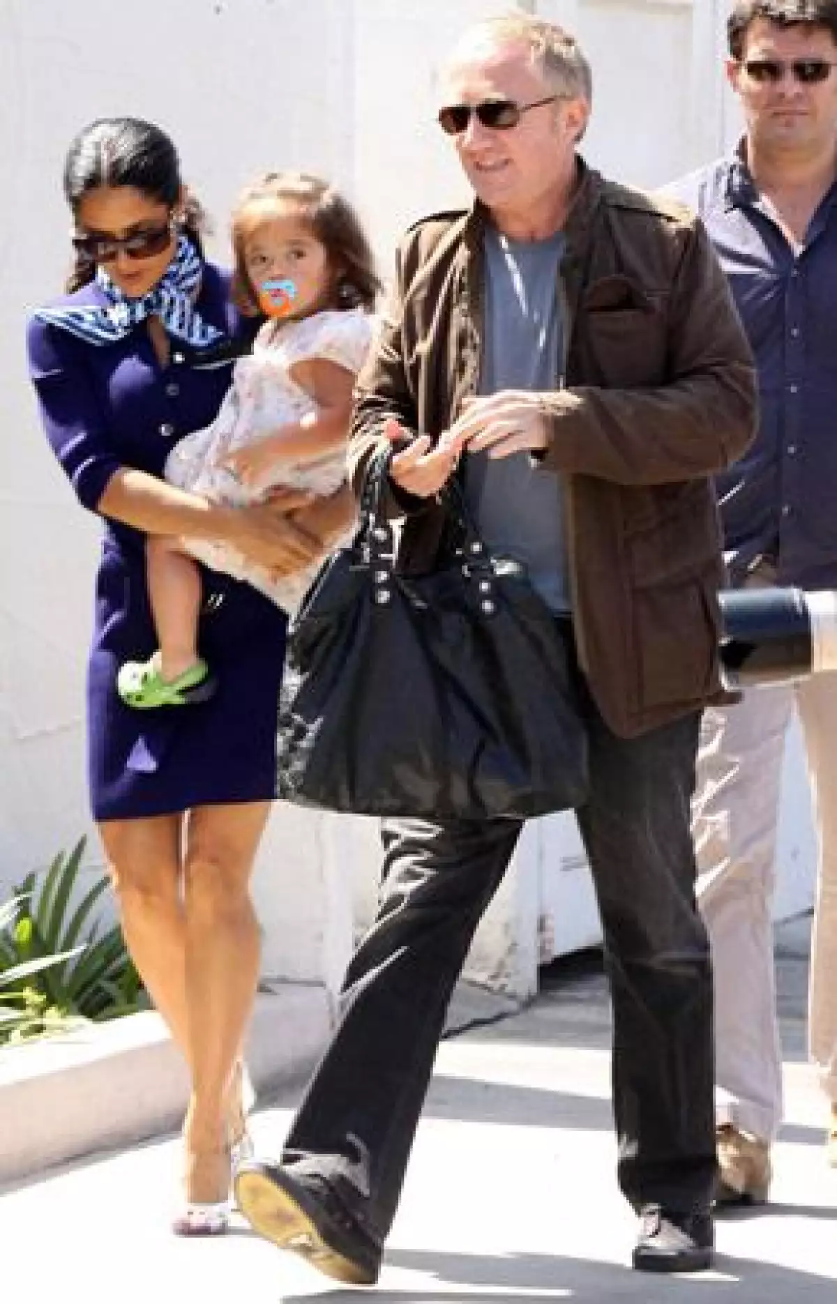 Alejada por un momento de los escenarios, las finanzas y sus múltiples compromisos, descubrimos a la actriz veracruzana disfrutando de su esposo, Francois-Henri Pinault, e hija, Valentina Paloma.