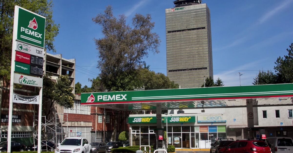 Fitch, Pemex'in derecelendirmesini iyileştirir ve onu egemen bir adımda yerleştirir