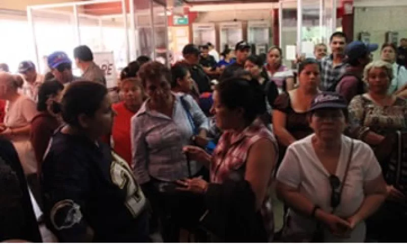 Unas 100 personas que se quedaron sin señal protestó frente al Ayuntamiento de Tijuana. (Foto: Cortesía Ayuntamiento de Tijuana)