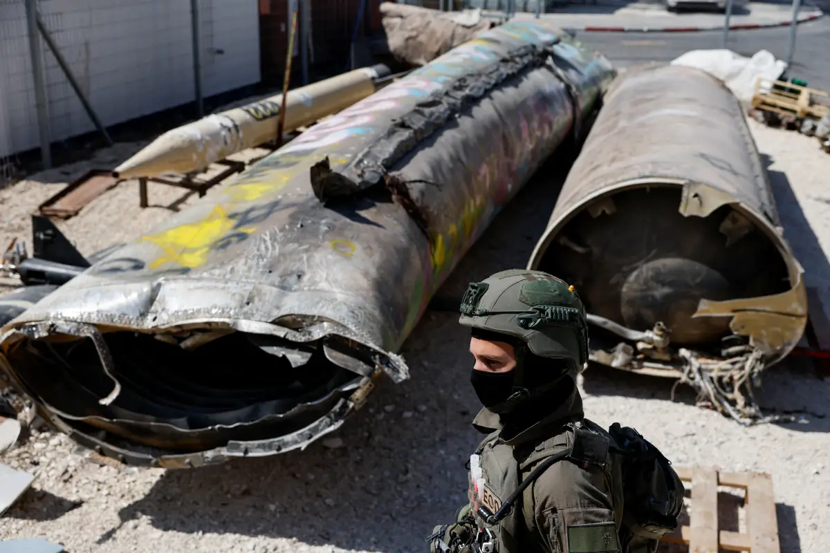 Los restos de un Kheibar Shekan y un misiles balísticos Emad son exhibidos por el ejército de Israel en la base del ejército de Julis, días después de un ataque de Irán contra Israel, en el sur de Israel, el 9 de octubre de 2024.