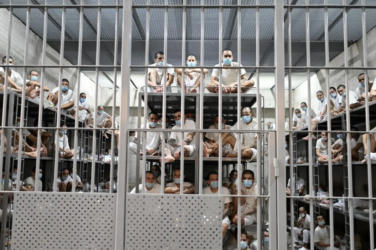 Los reclusos permanecen en su celda mientras el Ministro de Seguridad de Costa Rica, Gerald Campos, visita el Centro para el Confinamiento del Terrorismo (CECOT) durante una visita organizada por la Presidencia de El Salvador en Tecoluca, El Salvador, el 4 de abril de 2025.