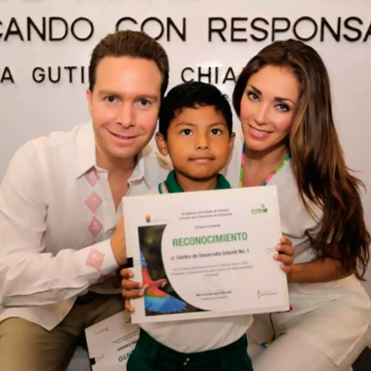 En su primera semana como matrimonio, la cantante y el gobernador de Chiapas asistieron a cuatro eventos oficiales juntos.
