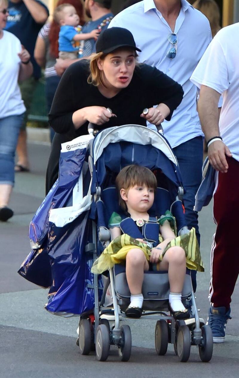 Adele fue captada paseando a su hijo Angelo en Disneyland, donde el pequeño lució un vestido de la princesa Elsa.