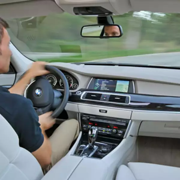 El equipo incluye el sistema de mando BMW iDrive con pantalla de 10.2 pulgadas, tablero de instrumentos con tecnología Black-Panel y climatizador automático.