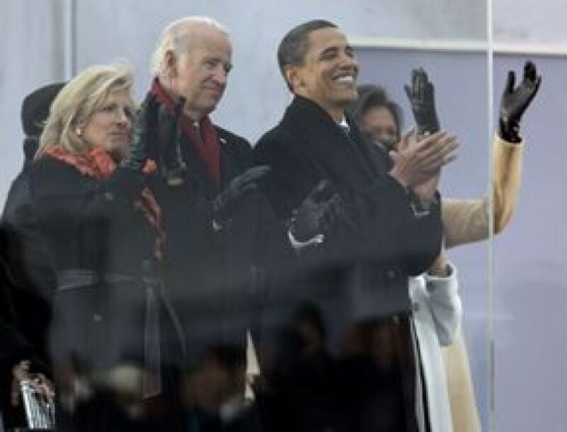 Obama, su esposa e hijas, y el vicepresidente electo Joe Biden y su esposa Jill, se sentaron detrás de una barrera de cristal blindado en la escalinata.