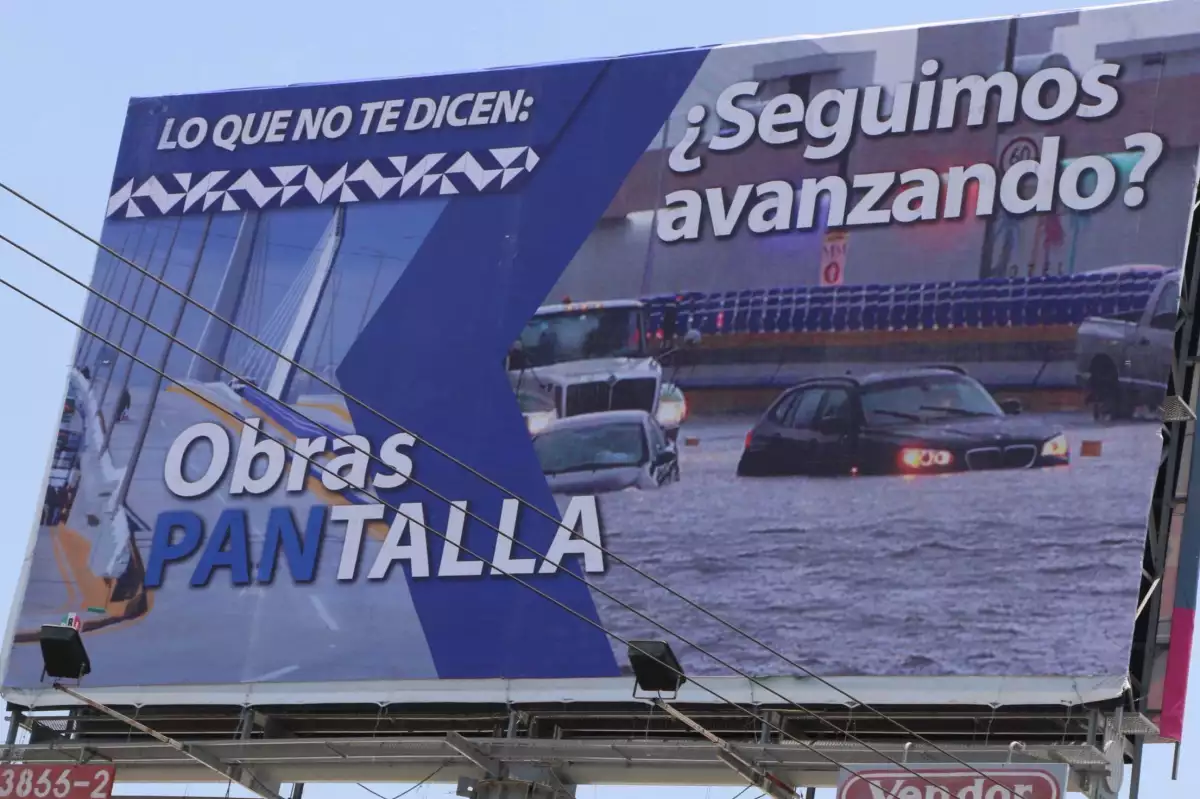 Los espectaculares acusan de "obras pantalla" a los puentes construidos en la administración de Rafael Moreno Valle. 