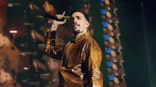 Rels B canta en el escenario en Puebla en su regreso a México