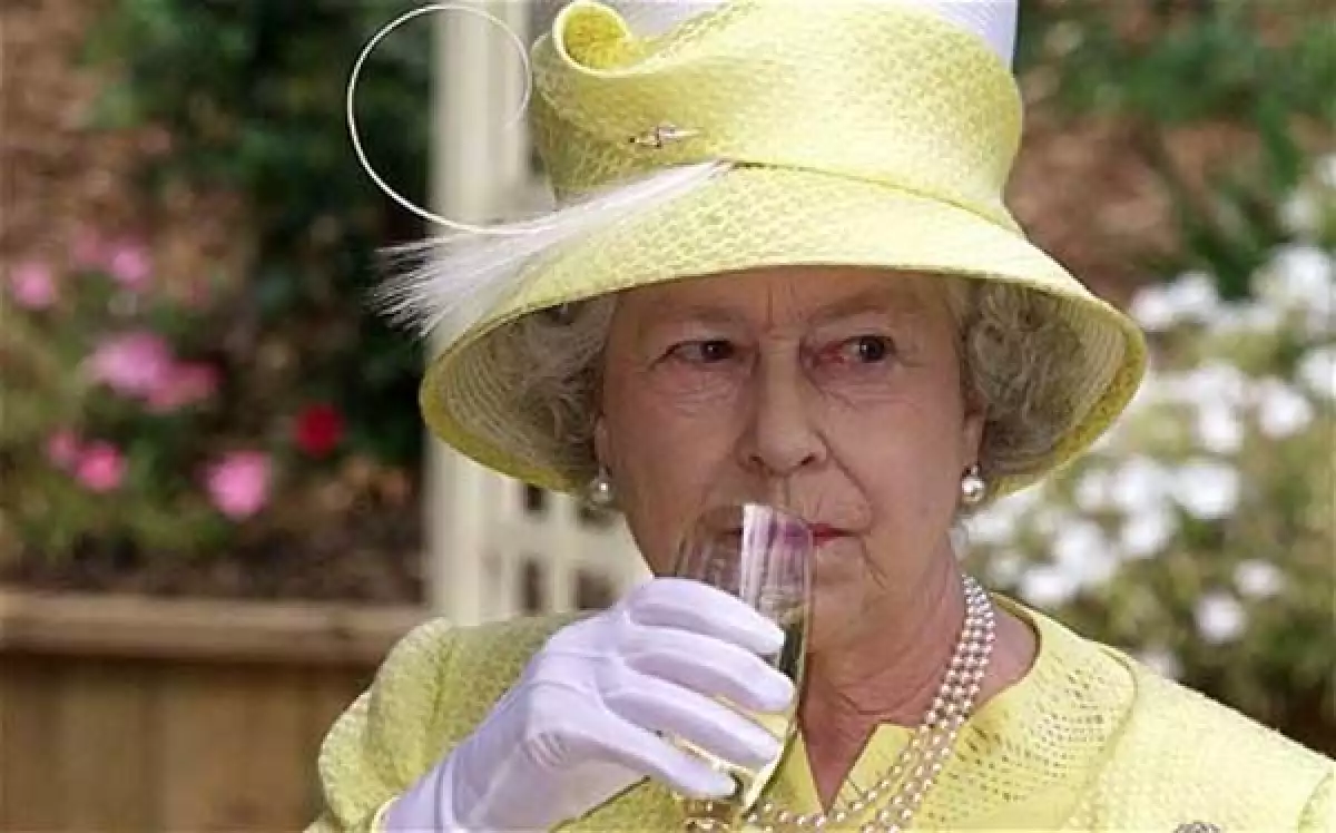 Un vaso de vino a mediodía.